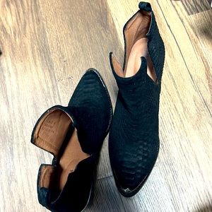 Stunning Jeffrey Campbell booties!